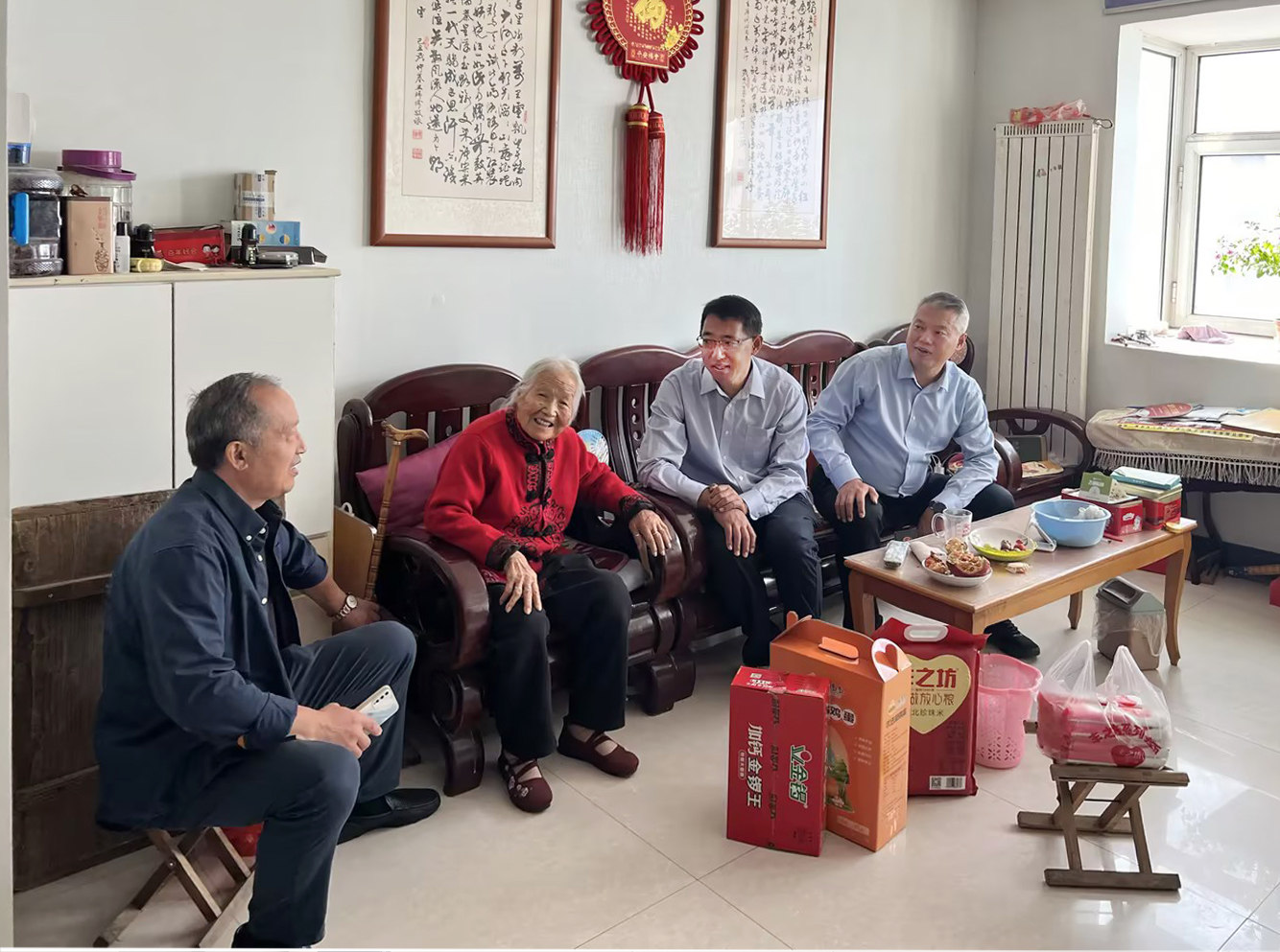 浩元集團開展重陽節走訪慰問老人活動